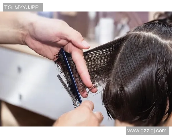 揭秘足球明星背后的理发师：他们的独特造型与剪发秘密